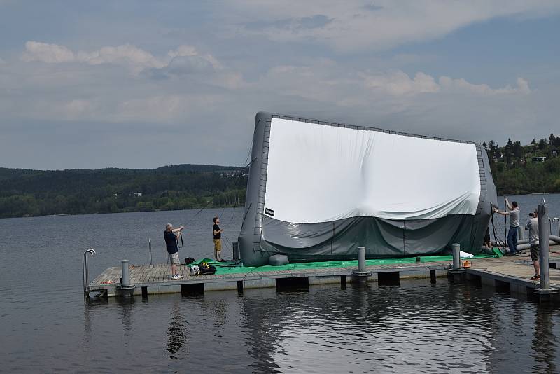 Blízko pláže U sirky na Brněnské přehradě ve středu dopoledne nafukovali pracovníci plovoucí kino.