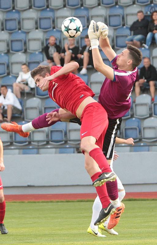 Fotbalisté Bohunic (v červeném) ovládli finálový duel krajského poháru. Lanžhot ve Znojmě porazili 3:2 po penaltovém rozstřelu.