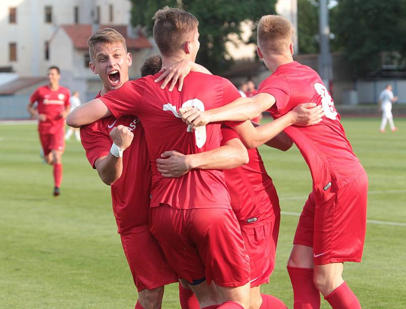 Fotbalisté Bohunic (v červeném) ovládli finálový duel krajského poháru. Lanžhot ve Znojmě porazili 3:2 po penaltovém rozstřelu.