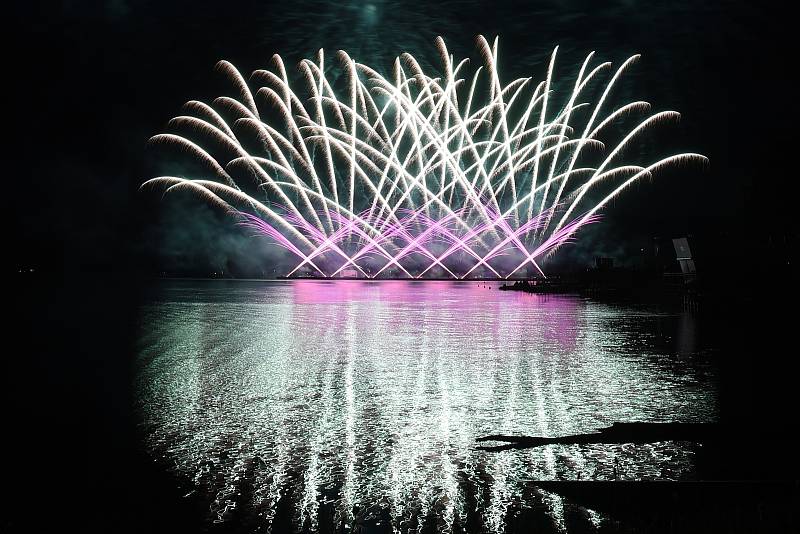 S prvním soutěžním ohňostrojem festivalu Ignis Brunensis na Brněnské přehradě se představilo Polsko.