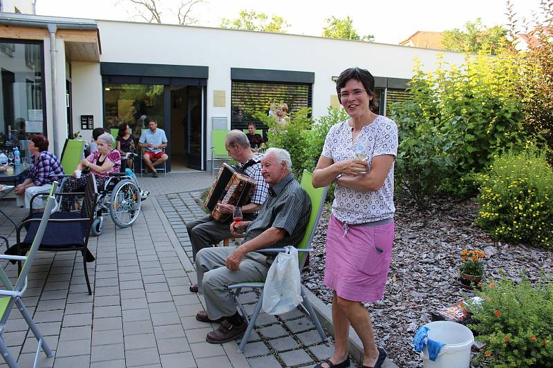 Společné letní grilování si užili klienti Chráněného bydlení Nosislav.