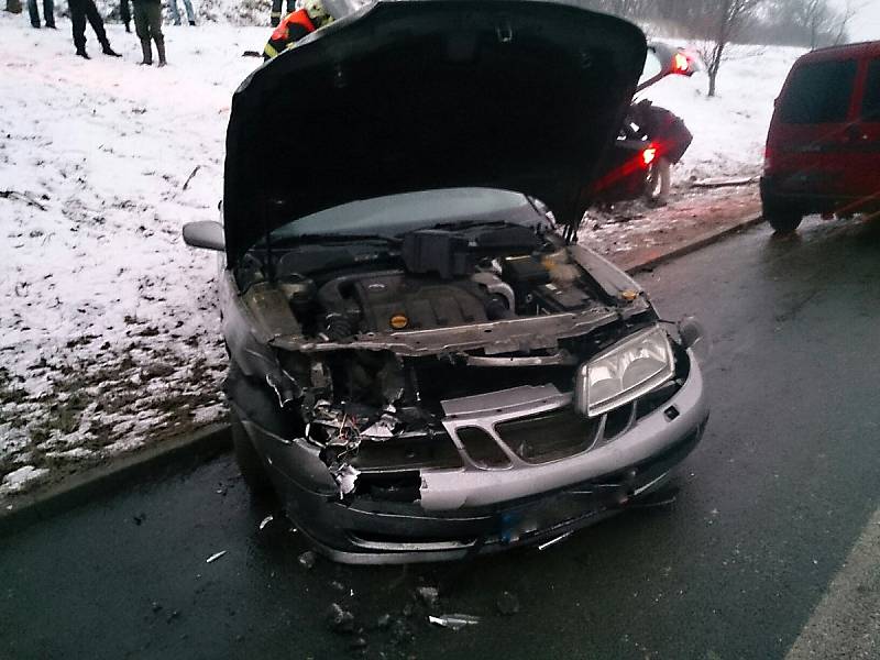 Při hromadné nehodě čtyř aut na Vídeňské ulici v Brně se zranil jeden člověk.