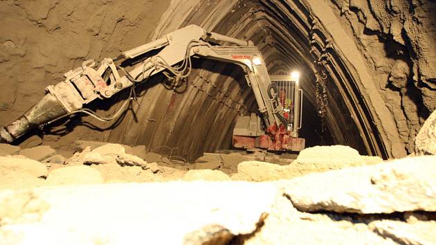 O třicet metrů za jeden měsíc se posouvají dělníci, kteří razí Královopolské tunely pod zástavbou.