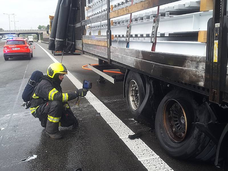 Na dálnici D1 u Brna hořel v pátek odpoledne návěs kamionu.