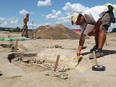 Stovky keramických úlomků a desítky hrobů se zatím podařilo odhalit archeologům na poli poblíž Modřic na Brněnsku. 