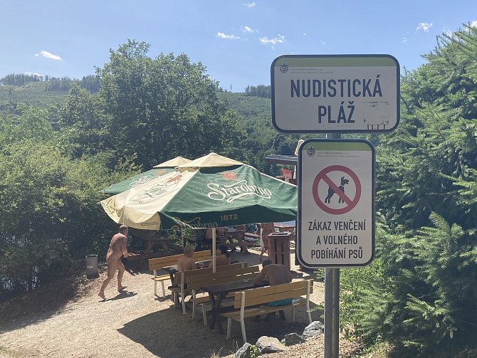Na nudistickou pláž Osada u Brněnské přehrady vyráží v létě stovky vyznavačů naturismu. Některým jsou ale trnem v oku.