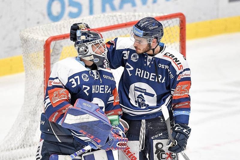 Utkání předkola play off hokejové extraligy - 5. zápas: HC Vítkovice Ridera - HC Kometa Brno, 16. března 2021 v Ostravě. (zleva) Brankář Vítkovic Daniel Dolejš a Dominik Lakatoš z Vítkovic.