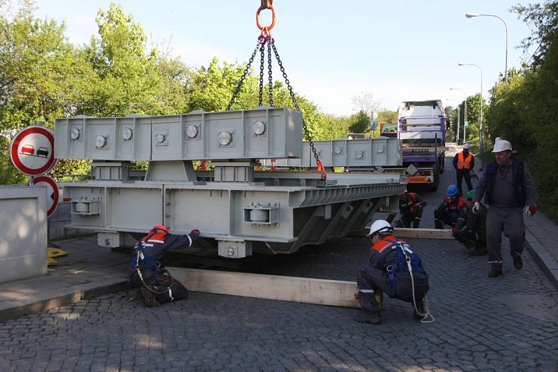 Dvaadvacet tun vážící rychlouzávěr namontovali energetici na hrázi Brněnské přehrady.