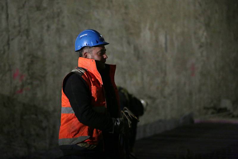 Tramvajový tunel v brněnských Bohunicích dva roky po zahájení stavby.