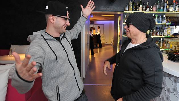 Jiří Korn (vpravo) dodatečně pokřtil klip s názvem World Dance Family. Klip začal vznikat již loni a hudbu k němu vytvořili známí hudební producenti Atrey Ryan a DJ Wich (vlevo). 