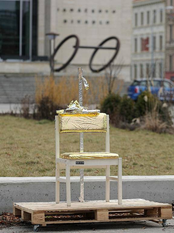 Na prostranství před brněnským Janáčkovým divadlem se mohou lidé setkat s neobvykle ozdobenou židlí.