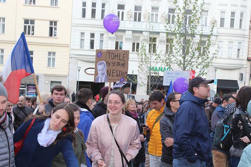 Více než dva tisíce lidí se sešly v pondělí večer na brněnském Dominikánském náměstí na shromáždění Za nezávislou justici. Účastníci protestu požadovali odstoupení nově jmenované ministryně spravedlnosti Marie Benešové.