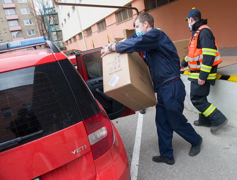 Do Jihomoravského kraje dorazila 21. března 2020 první várka respirátorů z centrální distribuce.