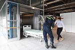 Do provizorní nemocnice na BVV v pátek dorazily první postele pro případné pacienty. S montáží a rozvozem pomáhali členové hokejového klubu Kometa Brno a hasiči.