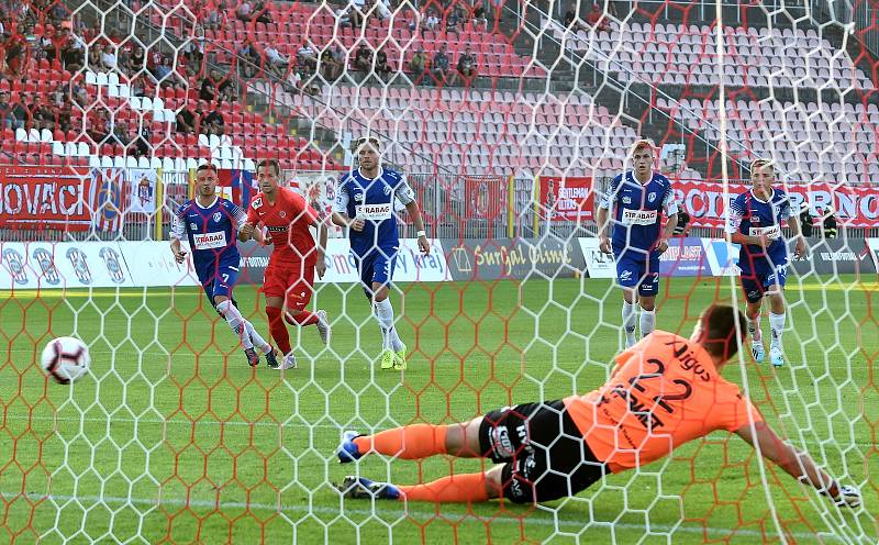 Domácí FC Zbrojovka Brno v červeném proti FK Pardubice.