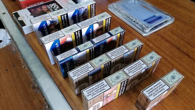 Kontroly celníků z jihu Moravy: zajistili přes 8000 cigaret, měly neplatný  kolek - Brněnský deník