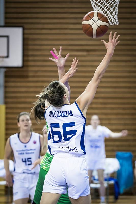 Basketbalistky KP Brno (v zeleném) při eurocupovém duelu proti polskému Gorzówu.