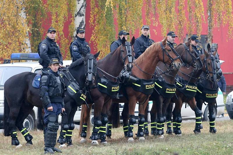 Policisté nacvičovali zásah proti agresivním sportovním fanouškům.