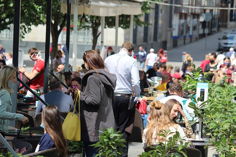 Restaurace budou moci otevřít i vnitřní prostory, nutné ovšem budou i nadále testy.