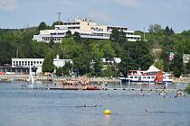 Na brněnské přehradě zahajuje prázdniny akce Léto na Prýglu.