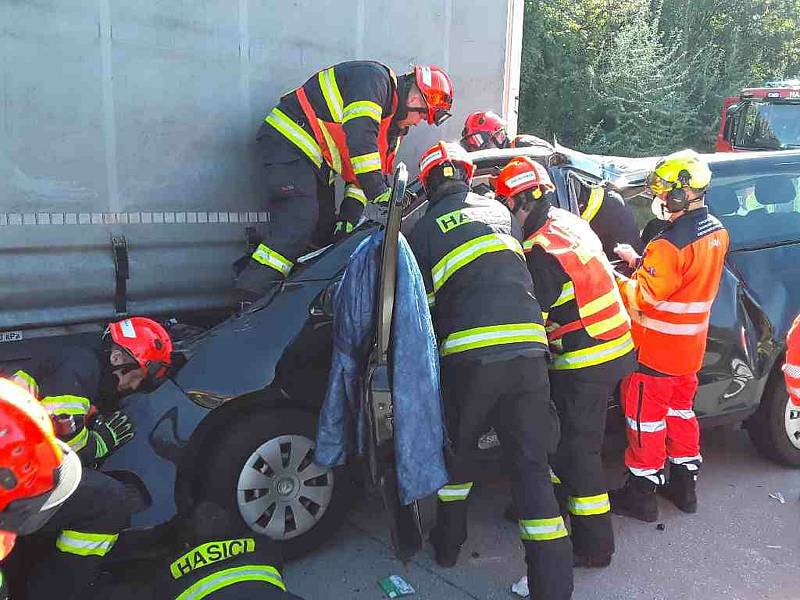 Úterní nehoda na dálnici D2. Dodávka narazila do kamionu.