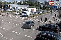 Téměř jako nájezd do chodce na přechodu vypadala jízda osobního auta v páteční dopravní špičce v Brně.