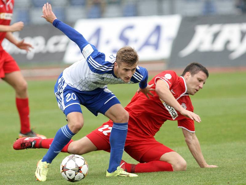 Fotbalisté prvoligové Zbrojovky Brno (v červeném) vypadli z poháru, když podlehli 0:1 Znojmu.