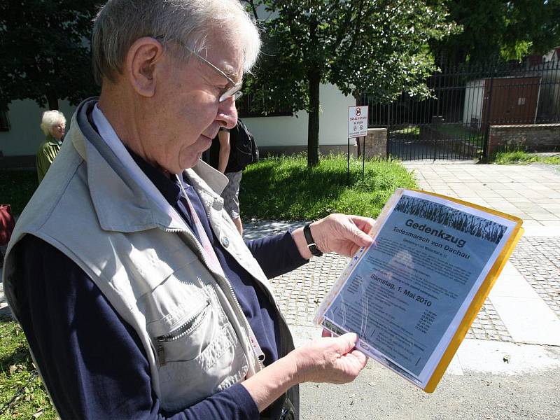 Lidé si přišli připomenout divoký odsun brněnských Němců symbolickým pochodem, který uspořádalo Fórum pro česko-rakouský dialog k výročí odsunu brněnských Němců.