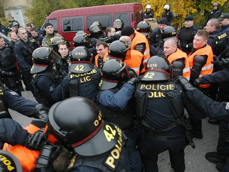 Policisté nacvičovali zásah proti agresivním sportovním fanouškům.