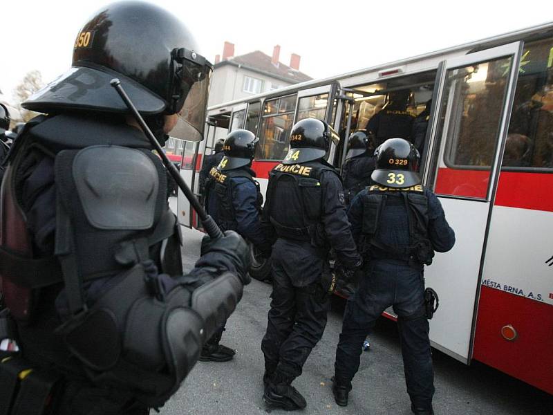 Policisté nacvičovali zásah proti agresivním sportovním fanouškům.