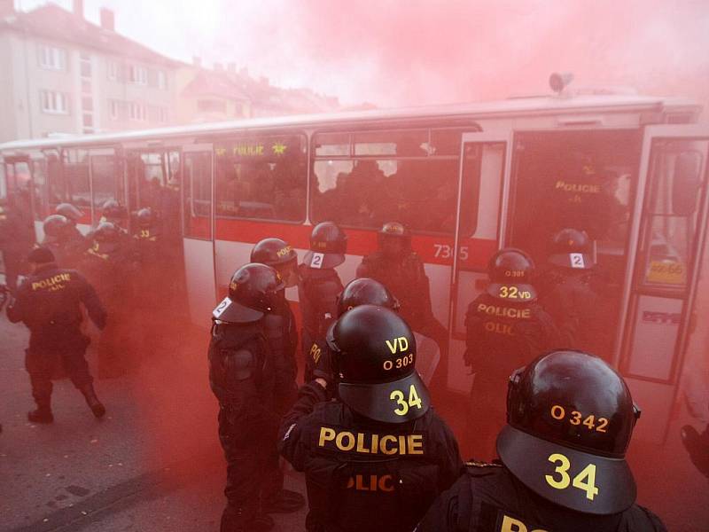 Policisté nacvičovali zásah proti agresivním sportovním fanouškům.