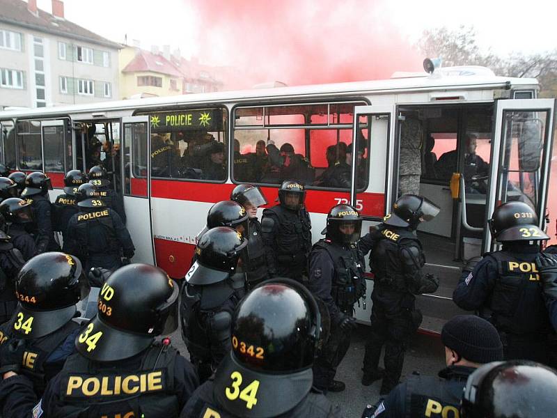 Policisté nacvičovali zásah proti agresivním sportovním fanouškům.