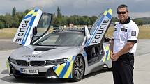 Supersport BMW i8. Policie si od auta slibuje hlavně větší ukázněnost řidičů na dálnici.