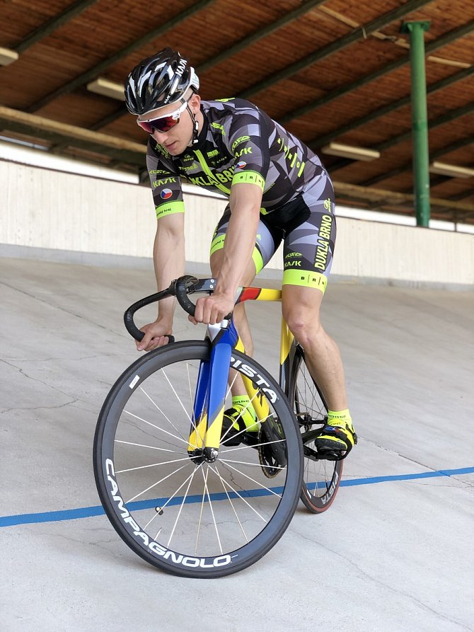 Dráhový cyklista brněnské Dukly Robin Wagner v novém týmovém dresu.