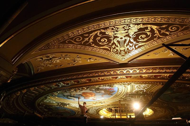 Oprava stropní malby v brněnském Mahenově divadle.