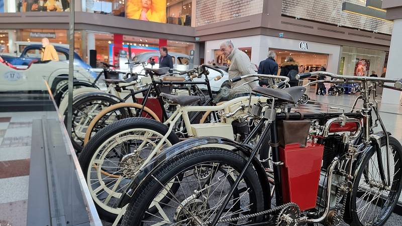Desítkami historických aut značky Škoda se lze od čtvrtka kochat v obchodním centru Olympia v Brně. K vidění je třiadvacet aut, pět motocyklů a jízdní kolo