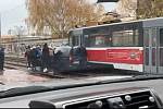 Srážka osobního auta a tramvaje zkomplikovala v pondělí před půl desátou dopoledne provoz na Nezamyslově ulici v Brně.