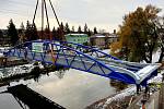On Tuesday morning, the builders placed a footbridge over the Svitava River near Tomkova náměstí in Brno.