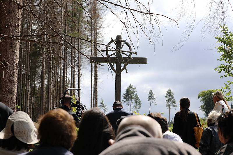 Stovky lidí si v Hodoníně u Kunštátu na Blanensku připomněly při pietním aktu k oběti holocaustu Romů a Sintů.