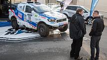 Fanoušci závodníka Tomáše Ouředníčka a automobilového sportu si prohlížejí Ouředníčkův závodní speciál Ford Ranger, než se s ním vydá na Rallye Dakar 2018.