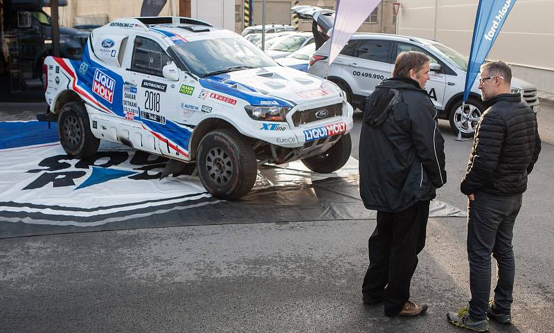 Fanoušci závodníka Tomáše Ouředníčka a automobilového sportu si prohlížejí Ouředníčkův závodní speciál Ford Ranger, než se s ním vydá na Rallye Dakar 2018.