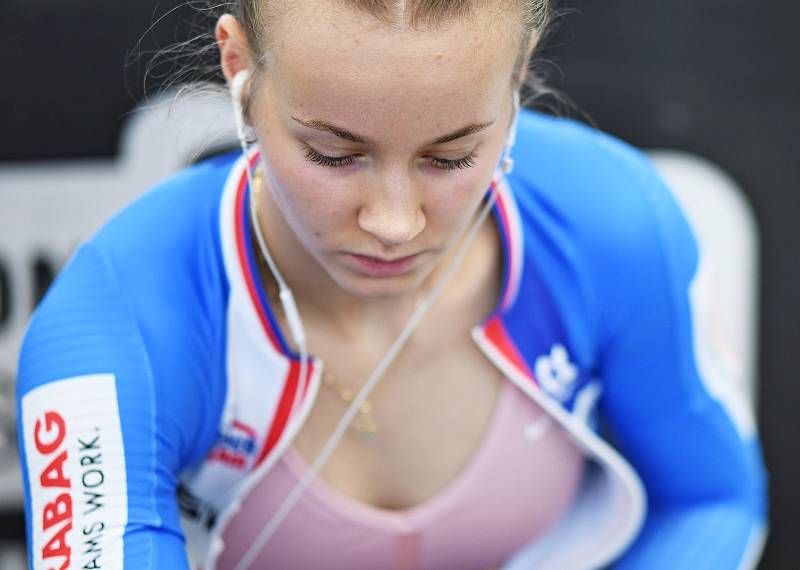 Veronika Jaborníková při sprintu na mistrovství světa v dráhové cyklistice.