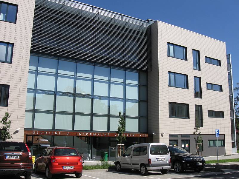 Čtyřpatrovou budovu slavnostně otevřeli na Veterinární a farmaceutické univerzitě v Brně v březnu roku 2012.