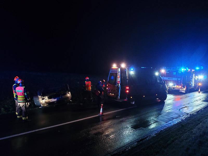 Hasiči v neděli večer odstraňovali následky nehody osobního auta u Veverské Bítýšky.