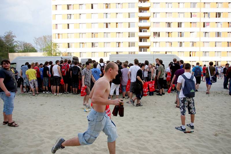 Pořádnou oslavu si užili studenti bydlící na kolejích Vysokého učení Technického Pod Palackého vrchem v Brně. Jejich kolej zvítězila v soutěži Kolej roku 2012. Studenti za odměnu získali deseti tisíc piv a deset tisíc balení krekrů.