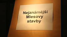 Ke 125. výročí narození Ludwiga Mies van der Roheho uspořádala brněnská Knihovna Jiřího Mahena výstavu, která představuje třiatřicet domů sídliště Weissenhof.