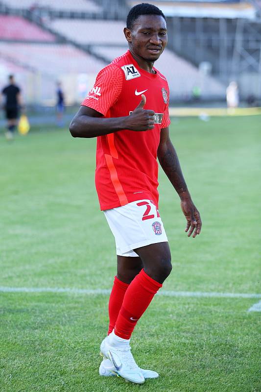Wale Musa Alli (v červeném) v zápase se Slovanem Bratislava zaujal, vstřelil i gól. I díky tomu si ve Zbrojovce vysloužil dvouletou smlouvu.