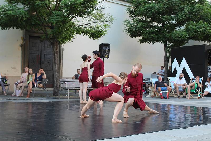 Tanečníci Národního divadla Brno představili baletní choreografii přímo v centru města. Vystoupili jako součást festivalu Uprostřed.