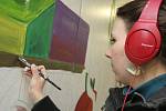 Mladí umělci pracovali na obrazech pro Galerii Myšina v podchodu u brněnského nádraží.