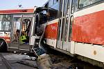 Trolejbus se srazil s tramvají v pondělí odpoledne v brněnské Křenové ulici. Na internetu se objevilo i video z nehody.